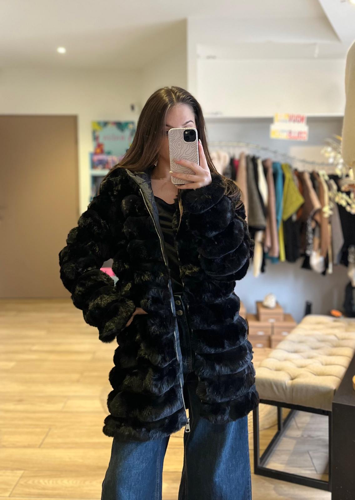 Manteau long noir en fausse fourrure