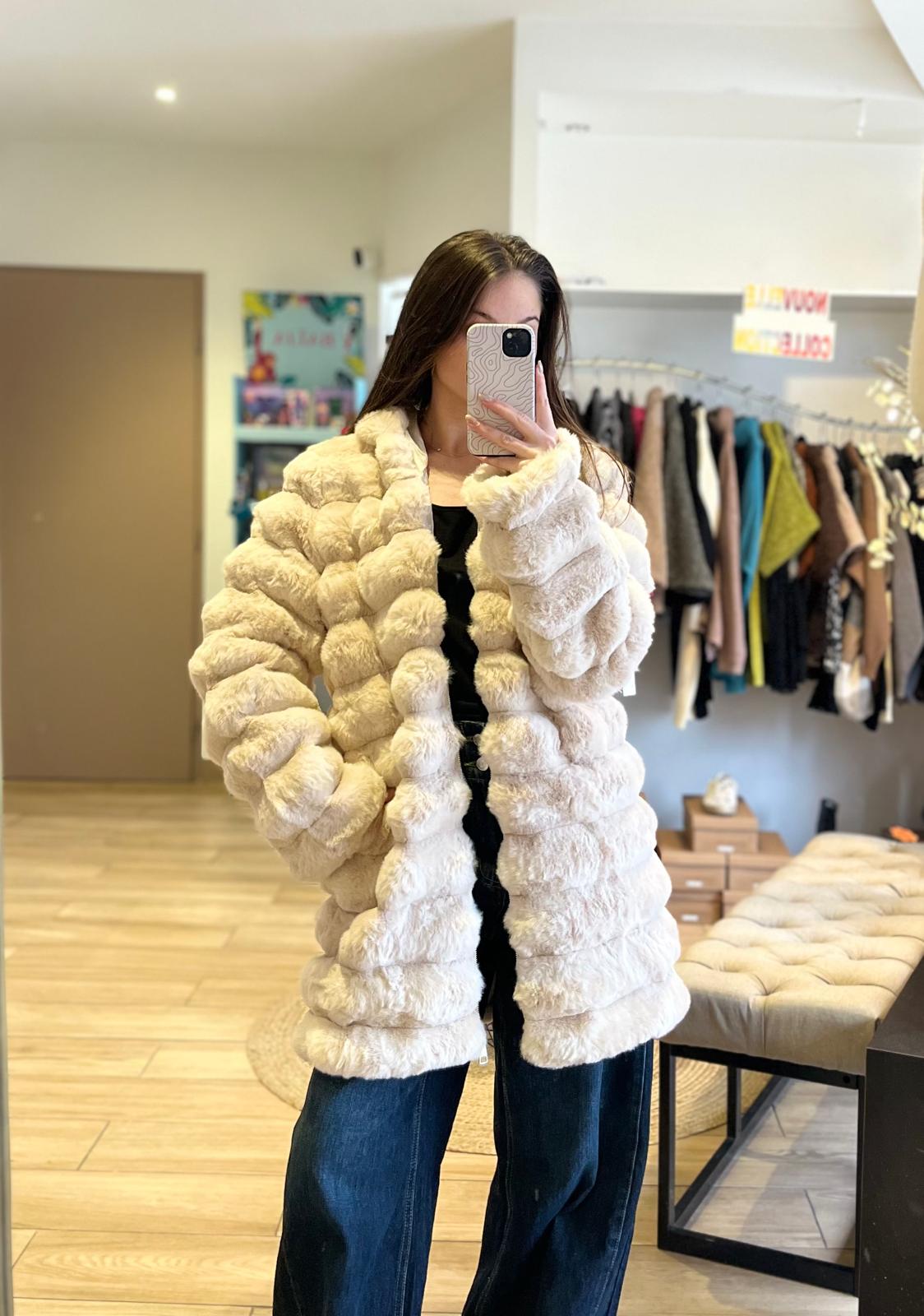 Manteau long beige fausse fourrure