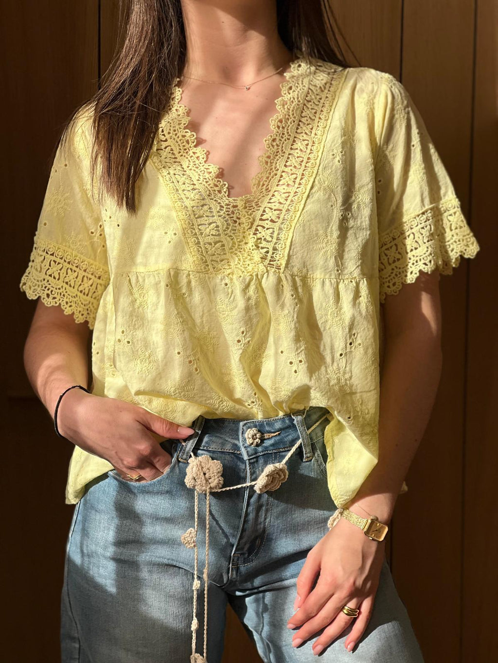 Top brodé jaune