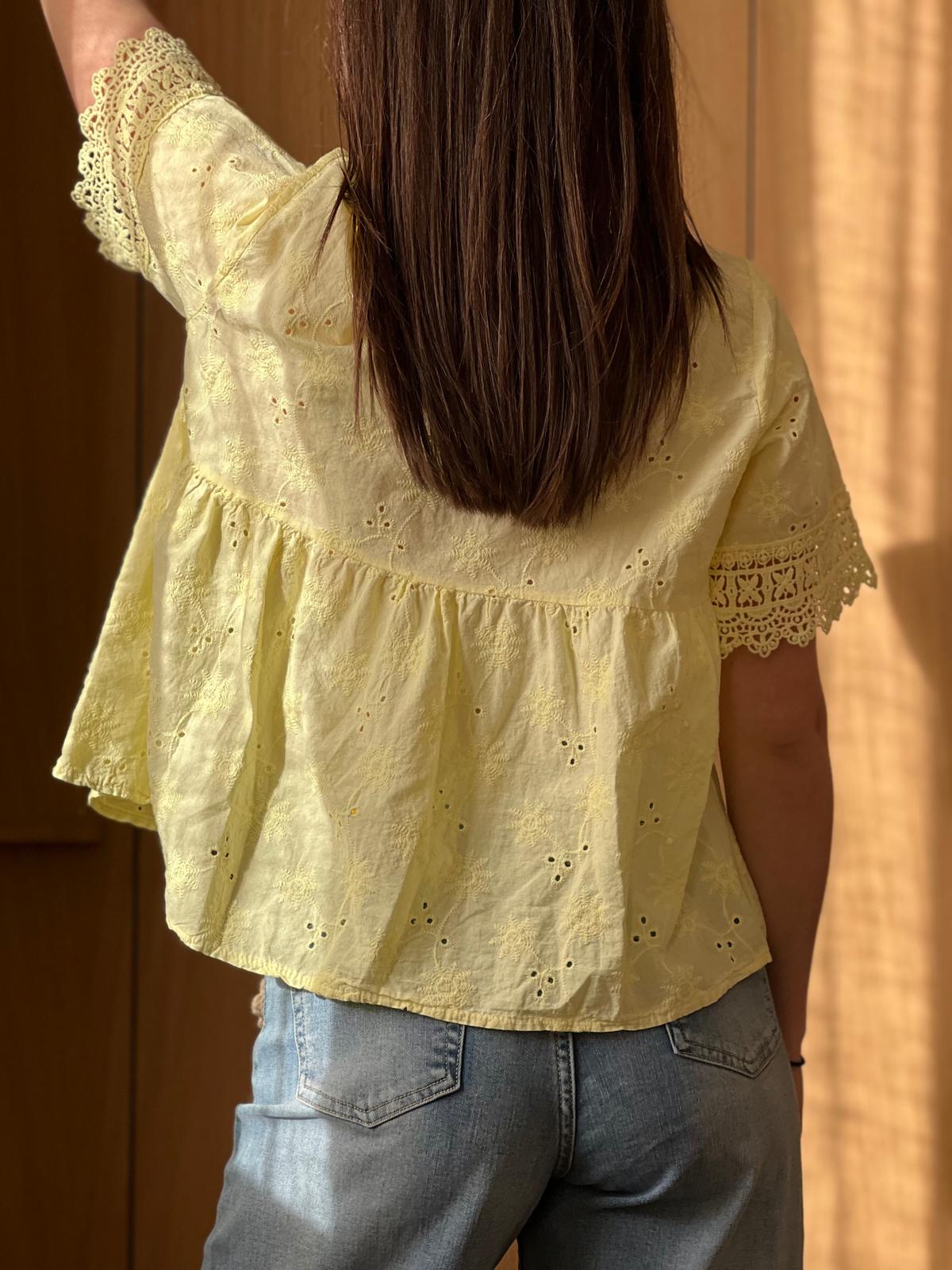 Top brodé jaune