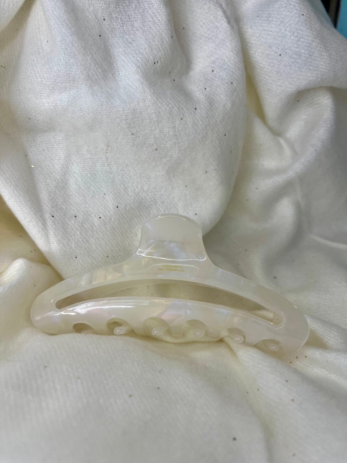 Pince à cheveux blanche
