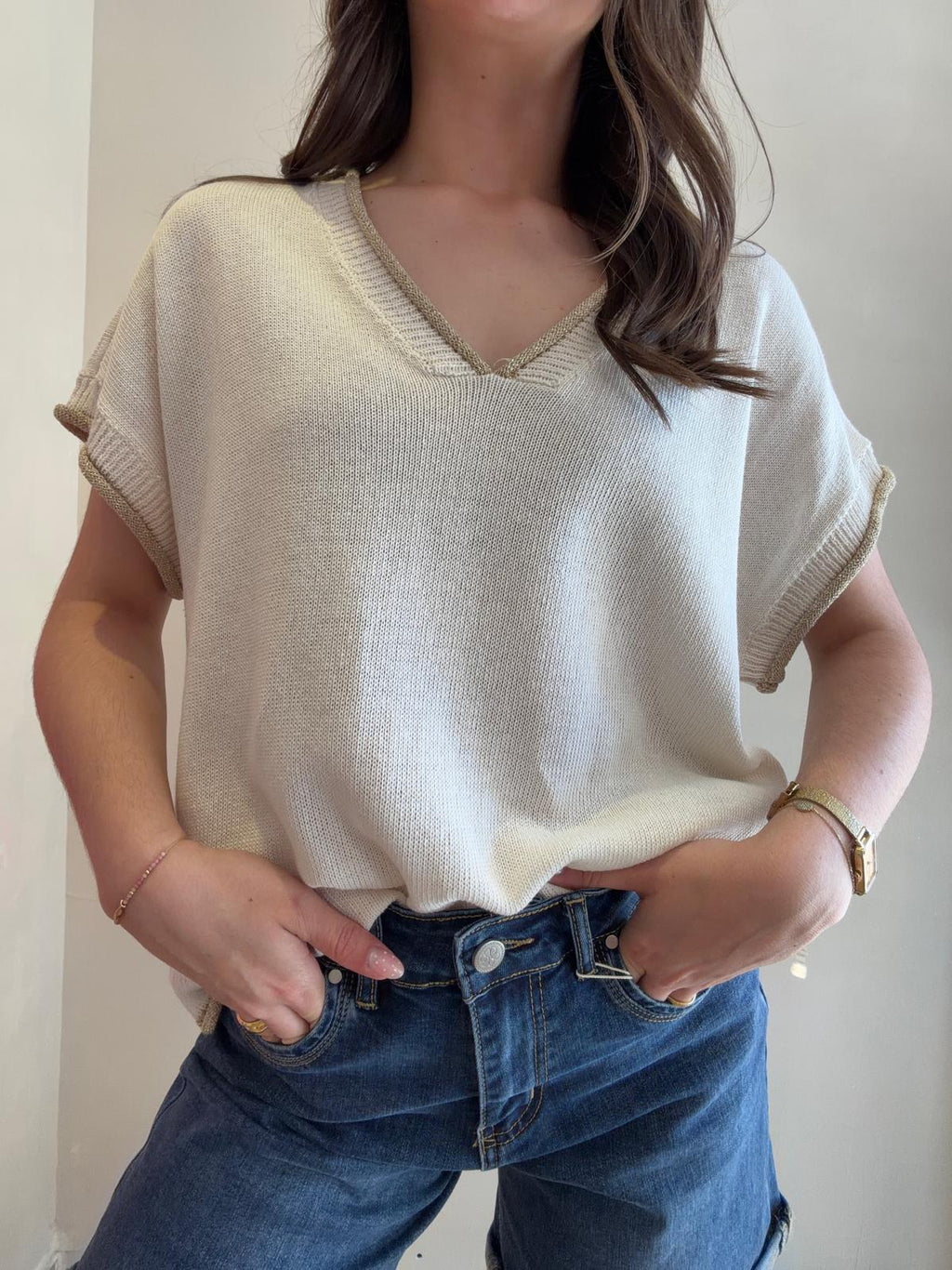 T-shirt beige avec col doré