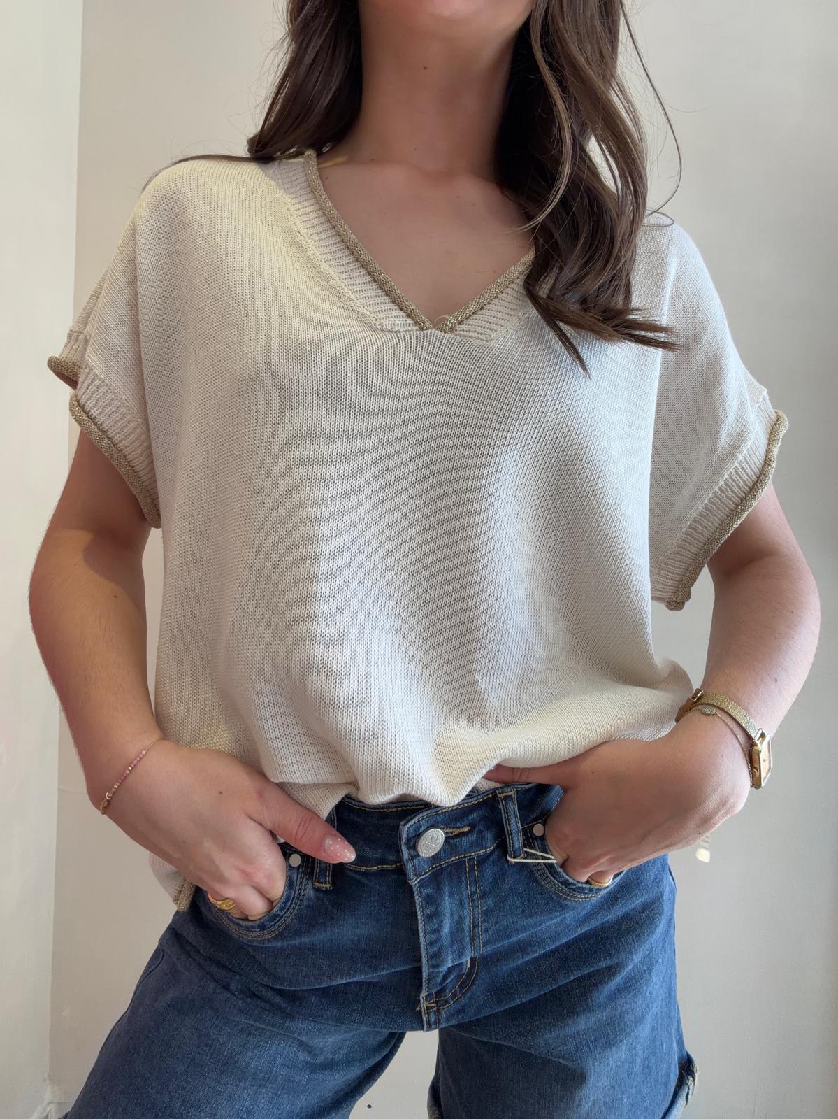 T-shirt beige avec col doré