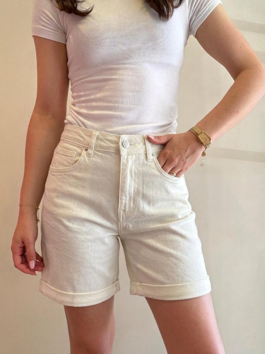 Short blanc avec foulard