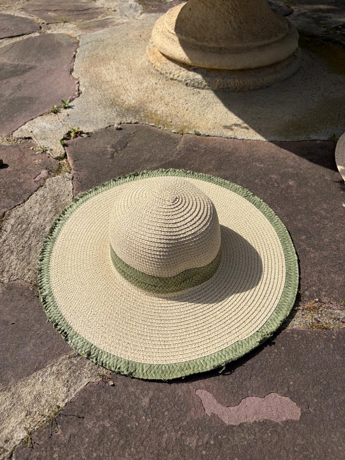 Chapeau beige et kaki