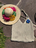 Sac crochet beige avec fleur bleue