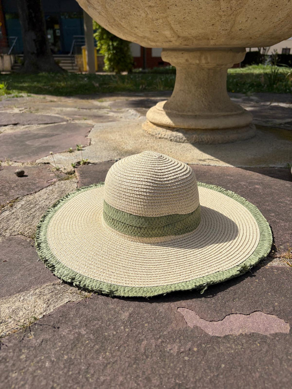 Chapeau beige et kaki