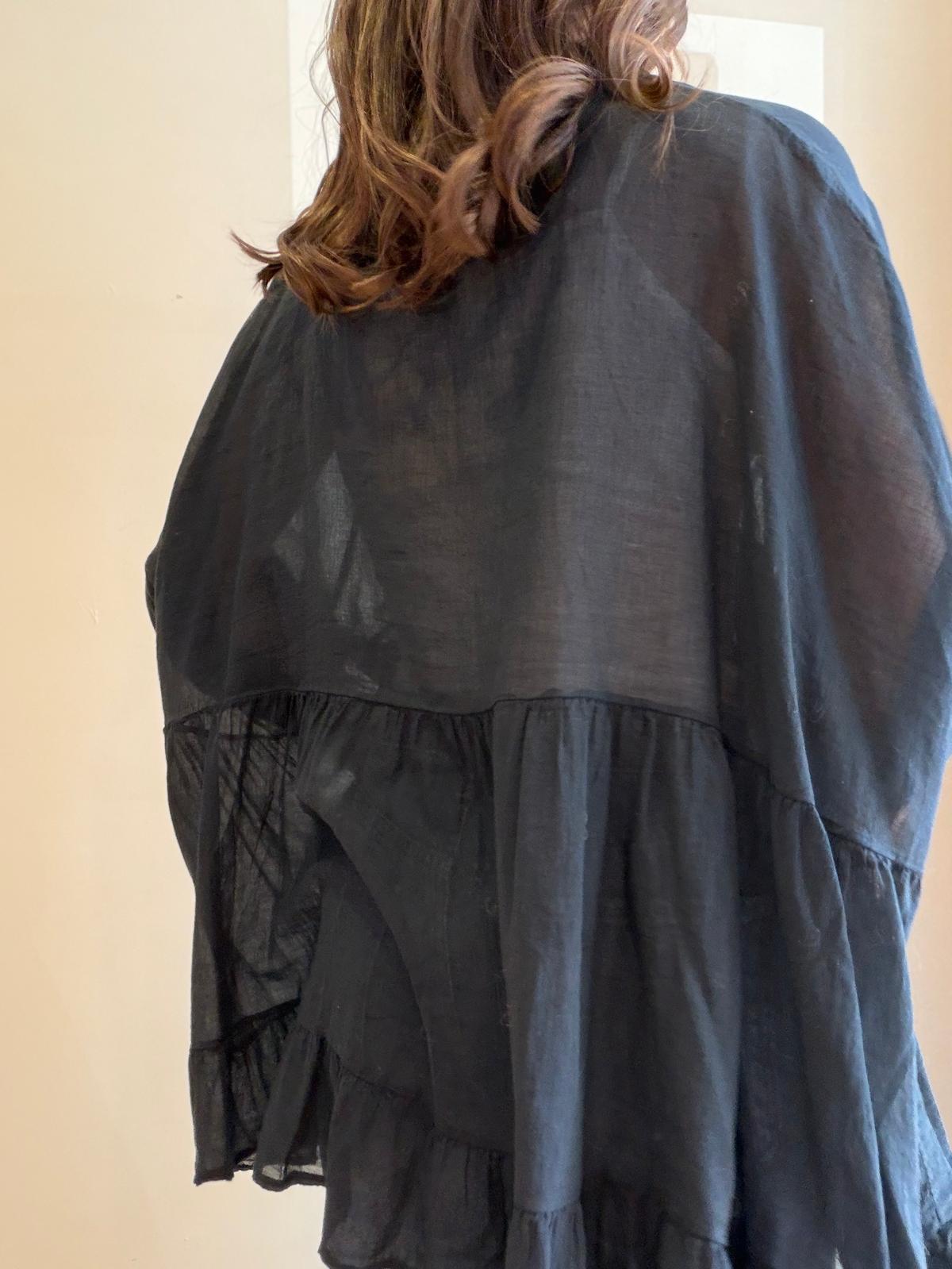 Blouse à volants noire