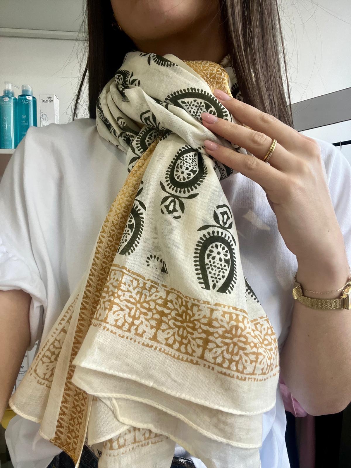 Foulard blanc et noir
